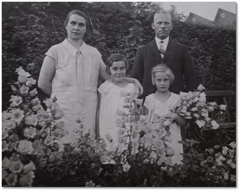 Die Eltern Emil und Luise Stübner, geb Kosick mit Martha Anna und Emma Die Eltern Emil und Luise Stübner, geb Kosick mit Martha Anna und Emma